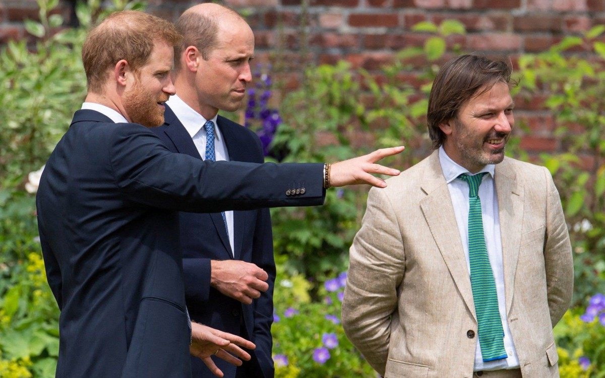 Britain's Prince William, Duke of Cambridge (C) and Britain's Prince Harry, Duke of Sussex (L) chat with garden designer Pip Morrison at the unveiling of a statue of their mother, Princess Diana at The Sunken Garden in Kensington Palace, London on July 1, 2021, which would have been her 60th birthday. - Princes William and Harry set aside their differences on Thursday to unveil a new statue of their mother, Princess Diana, on what would have been her 60th birthday. (Photo by Dominic Lipinski / POOL / AFP)