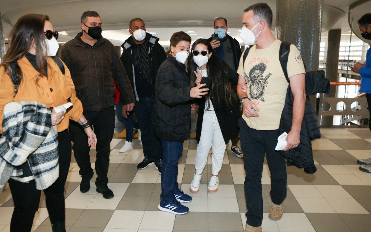 Juliette embarca no aeroporto de Congonhas, em S&atilde;o Paulo, e faz sucesso com f&atilde;s na tarde desta quinta-feira