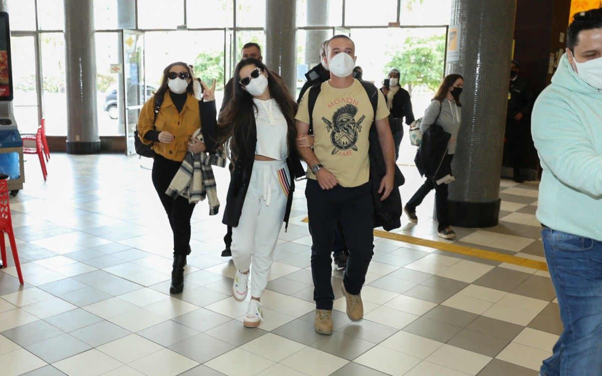 Juliette embarca no aeroporto de Congonhas, em S&atilde;o Paulo, e faz sucesso com f&atilde;s na tarde desta quinta-feira - Ag. News