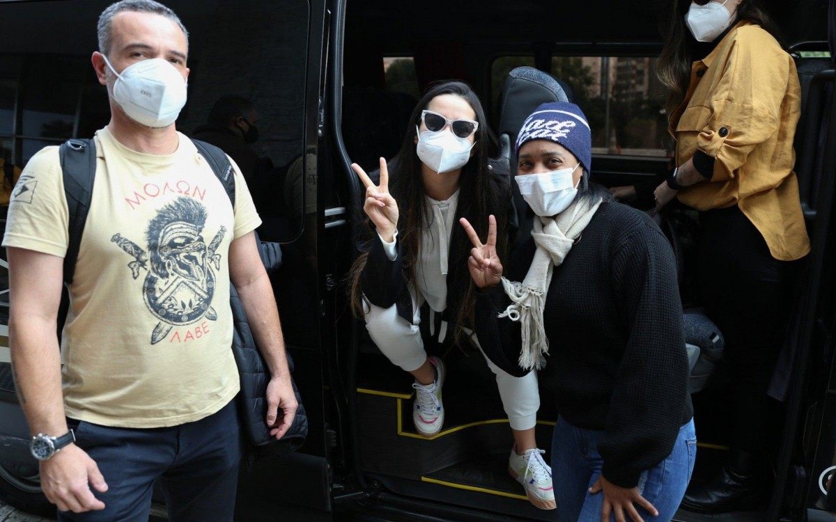 Juliette embarca no aeroporto de Congonhas, em S&atilde;o Paulo, e faz sucesso com f&atilde;s na tarde desta quinta-feira