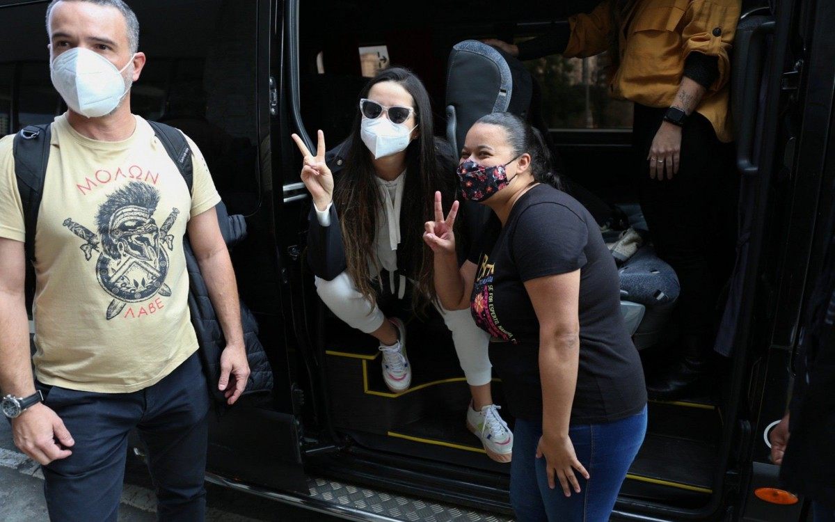 Juliette embarca no aeroporto de Congonhas, em S&atilde;o Paulo, e faz sucesso com f&atilde;s na tarde desta quinta-feira