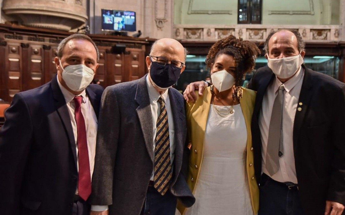 Deputados tiraram fotos no encerramento das atividades no Palácio Tiradentes. Na imagem, Waldeck Carneiro (PT), Luiz Paulo (Cidadania), Renata Souza (Psol) e Eurico Junior (PV) - Divulgação Alerj