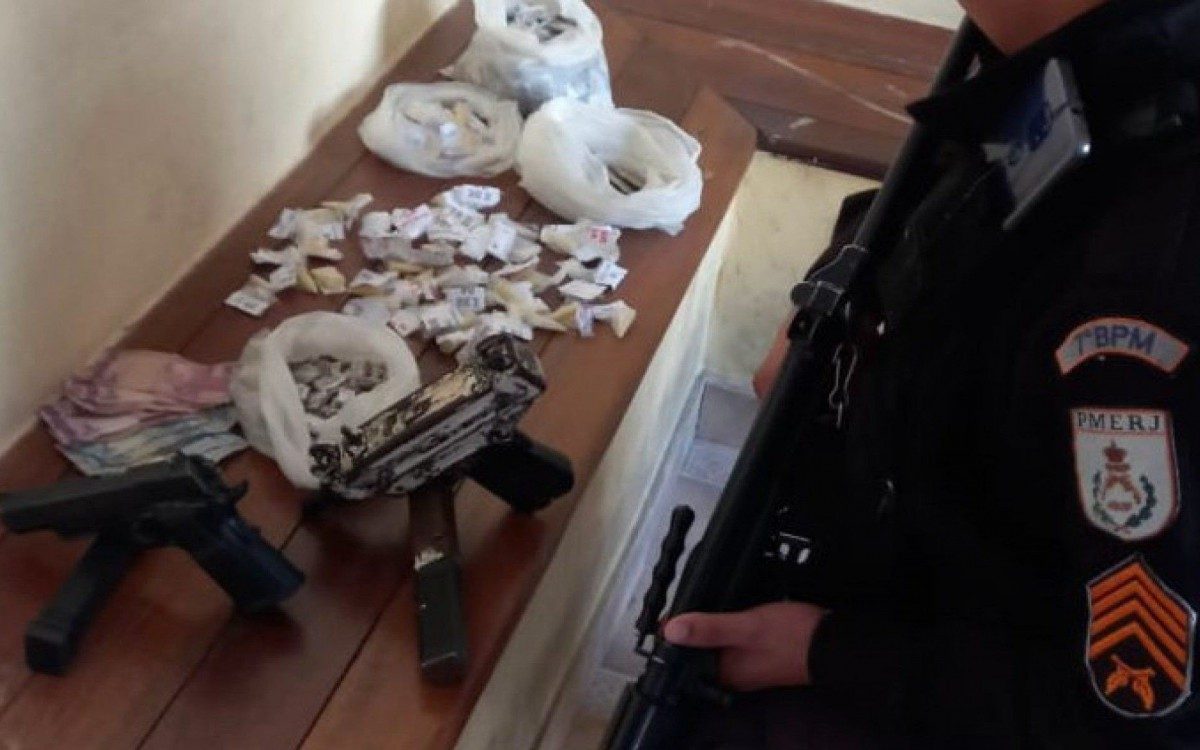 Policiais do 7º BPM prenderam dupla com arma e drogas em São Gonçalo