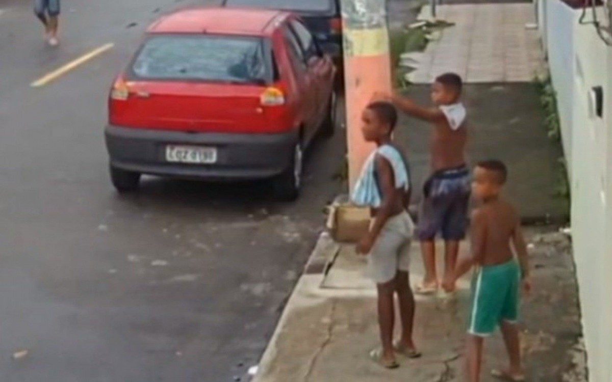 Meninos foram flagrados por circuito de segurança passando em uma rua de um bairro vizinho