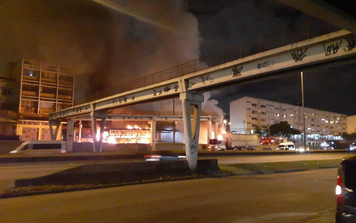Ônibus foram incendiados na altura do Muquiço, em Guadalupe - WHATSAPP O DIA