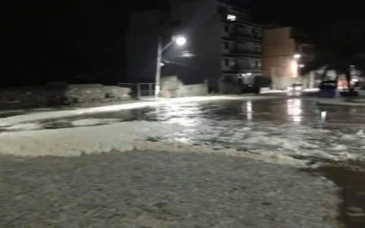 Agua do mar invade centro de Saquarema