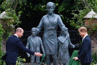 Príncipes William e Harry se reúnem para inaugurar estátua de sua mãe Diana