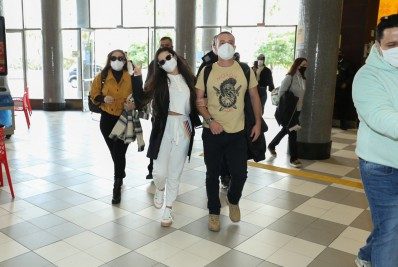 Juliette faz sucesso com fãs em aeroporto de São Paulo