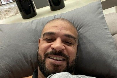 Adriano diverte fãs ao falar do frio no Rio: 'Enrolado na coberta ui ui'