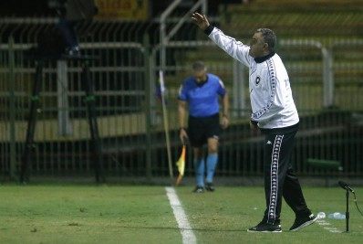 Chamusca elogia atuação de Chay mas admite dificuldade do Botafogo em partida contra o Vitória