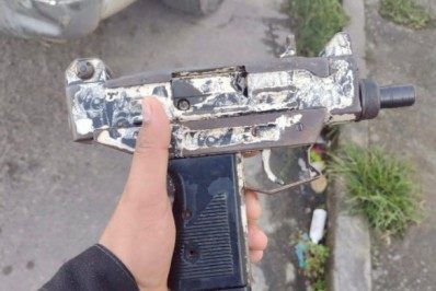 Dupla é presa com arma israelense próximo à comunidade de São Gonçalo