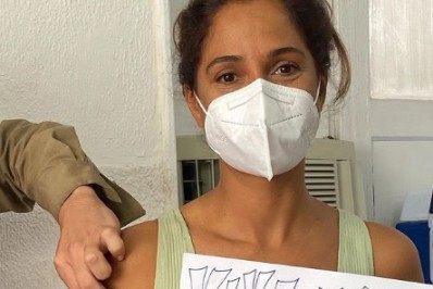 Camila Pitanga toma vacina contra a covid-19 