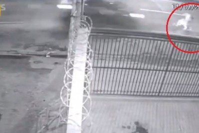 Vídeo mostra momento em que ciclista é atingido e morto por carro na Baixada