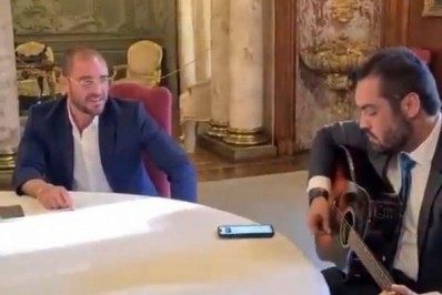 Cláudio Castro compartilha vídeo de encontro com Diogo Nogueira