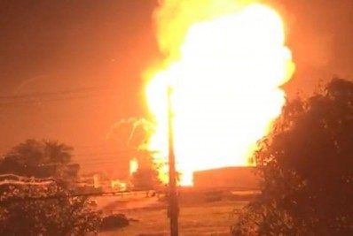 Vídeo: caminhão explode em posto de gasolina, deixa um morto e pelo menos 14 feridos