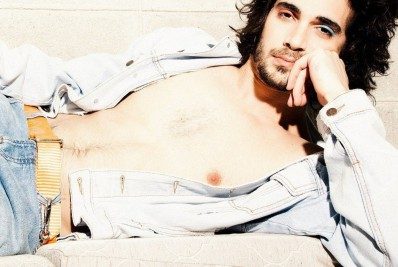 Maquiado, Fiuk posa sensual e arranca elogios: 'Gatão'