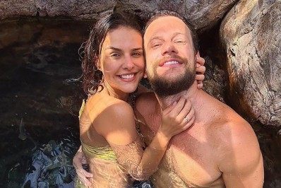 Paloma Bernardi e Dudu Pelizzari posam juntinhos e trocam beijos em viagem 