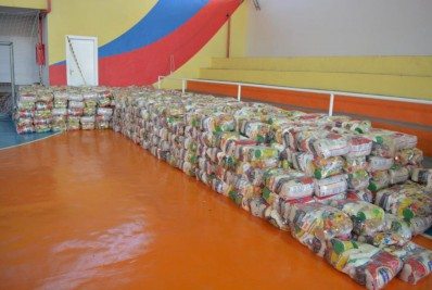 Cestas básicas e kits de higiene e limpeza são entregues nas escolas municipais