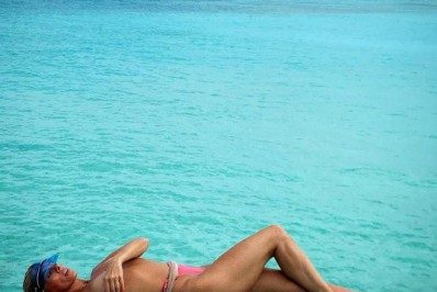 Adriane Galisteu relembra foto de topless em viagem feita para as Maldivas