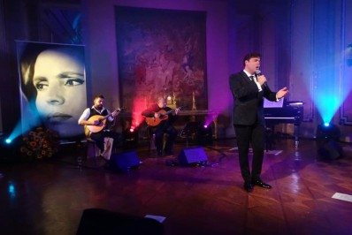 Cantor Márcio Gomes estreia show com canções de Amália Rodrigues