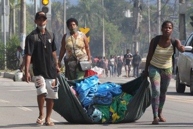 Famílias sem-teto retiradas de terreno da Petrobras passam a noite em escolas de Itaguaí