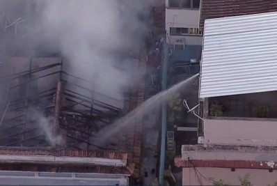 Bombeiros tentam controlar incêndio em casas na Zona Portuária