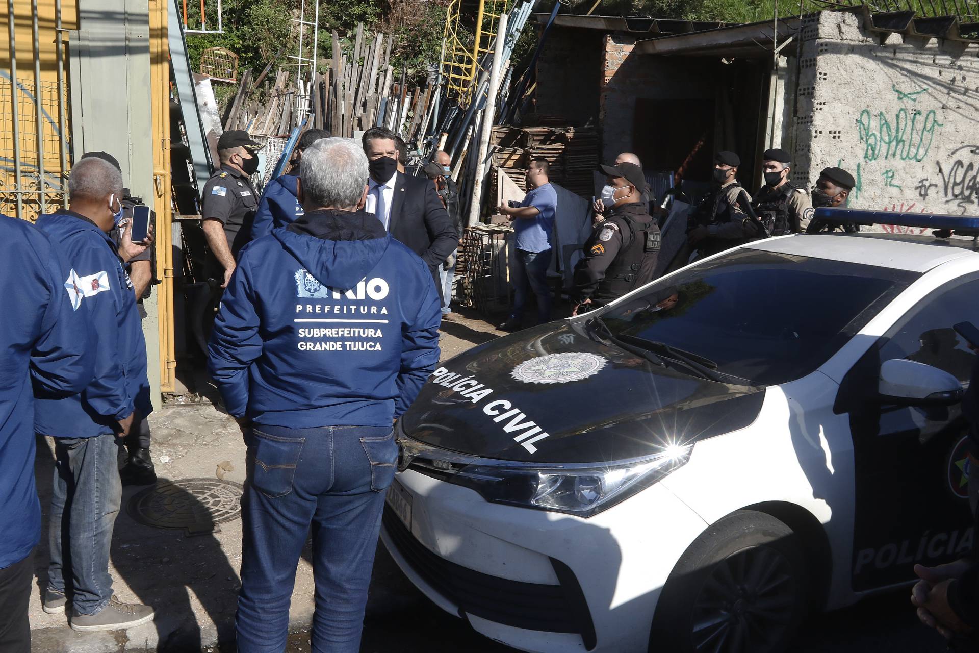 Policia - Operaçao mira irregularidades em ferros-velhos na Radial Oeste. Açao conjunta e pra impedir a receptaçao de materiais oriundos de furtos, principalmente fios de cobre. - Reginaldo Pimenta / Agencia O Dia