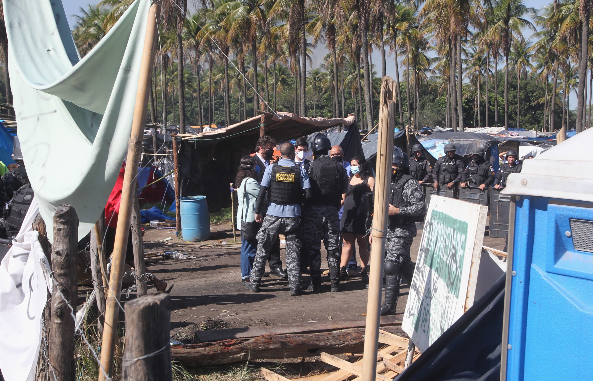A Justiça determinou a reintegração de posse em terreno da Petrobras em Itaguaí, na Região Metropolitana do Rio. A área fica em frente ao antigo Boteco Cadena, no bairro Ponte Preta, na Avenida Deputado Octávio Cabral, e foi ocupada por centenas de famílias no início de maio. - Estefan Radovicz / Agencia O Dia
