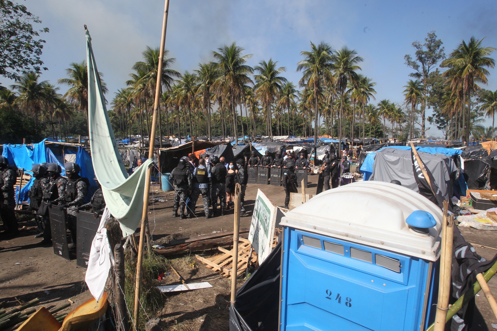 A Justiça determinou a reintegração de posse em terreno da Petrobras em Itaguaí, na Região Metropolitana do Rio. A área fica em frente ao antigo Boteco Cadena, no bairro Ponte Preta, na Avenida Deputado Octávio Cabral, e foi ocupada por centenas de famílias no início de maio. - Estefan Radovicz / Agencia O Dia