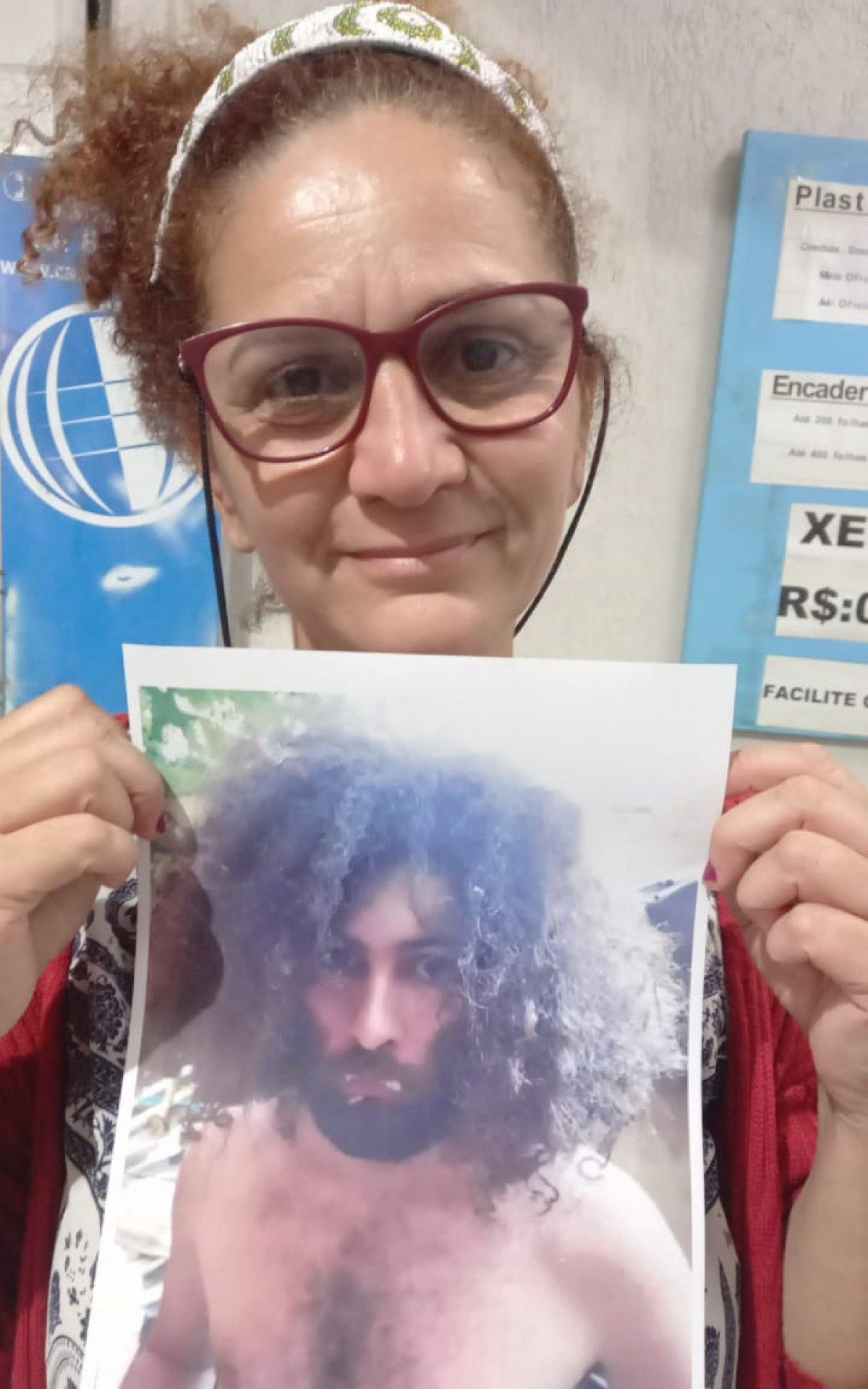 Atriz Márcia Mística mostra a fotografia do filho Hercolys Azevedo durante buscas na cidade e em regiões vizinhas