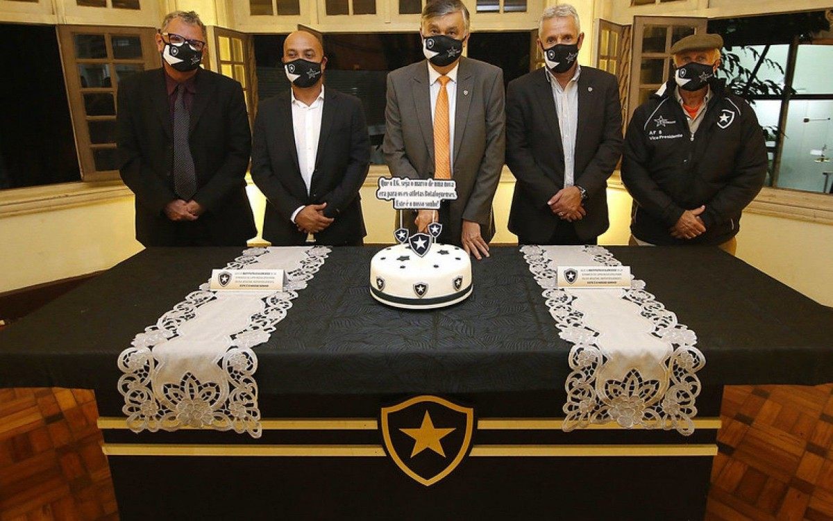 Dirigentes e &iacute;dolos do Botafogo celebram inaugura&ccedil;&atilde;o do Instituto Glorioso