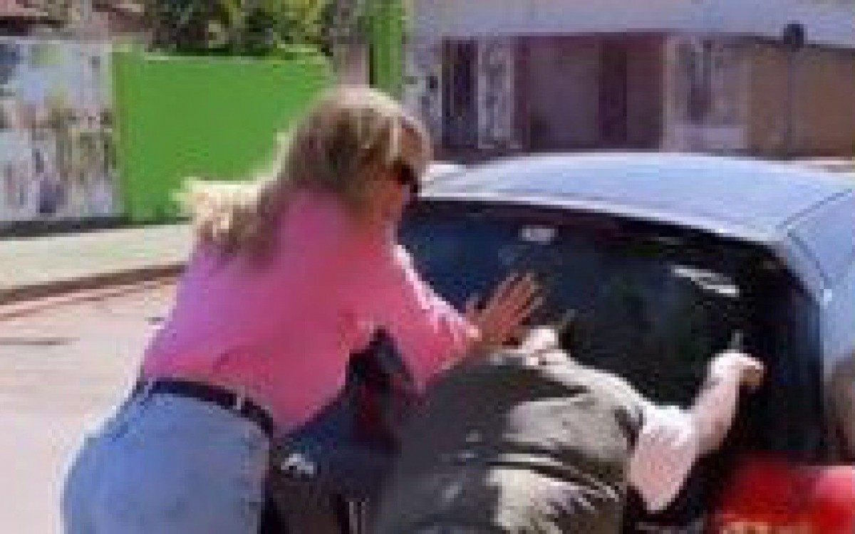 Rafa Kalimann empurra carro de amiga