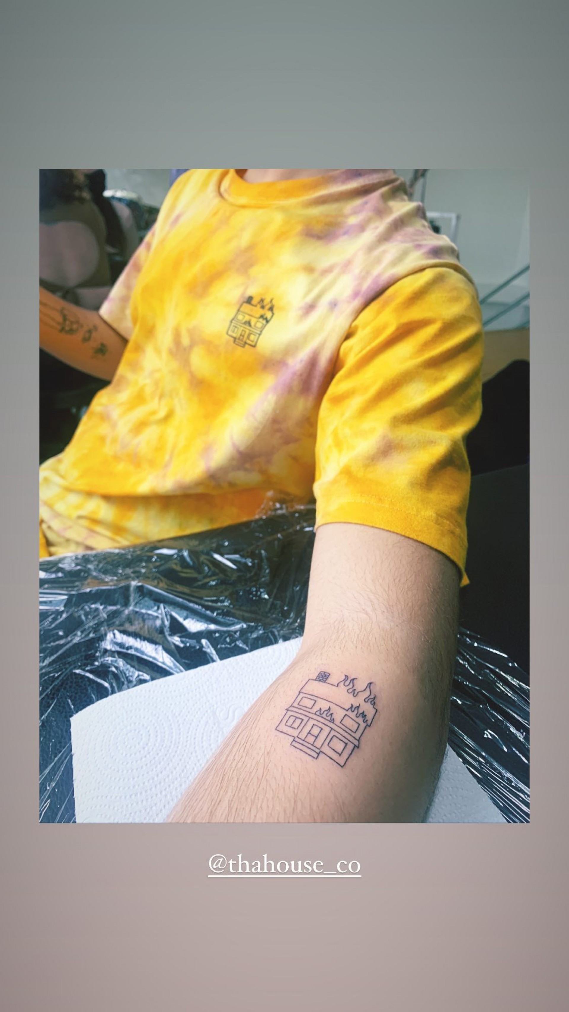 Patrícia Poeta e o filho, Felipe, fazem tatuagem no mesmo dia - Reprodução Internet