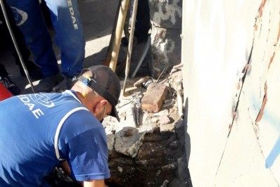 Cedae desfaz ligação clandestina no bairro Jardim Meriti, em São João