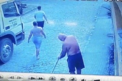 Mulher tem múltiplas fraturas após ser atropelada por caminhão de lixo 