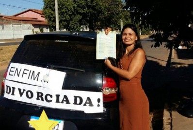 Com placa colada em carro, mulher comemora divórcio: 'me libertei'