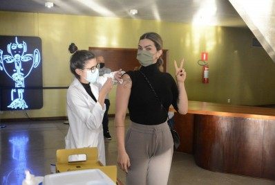 Kelly Key adianta segunda dose da vacina contra covid-19