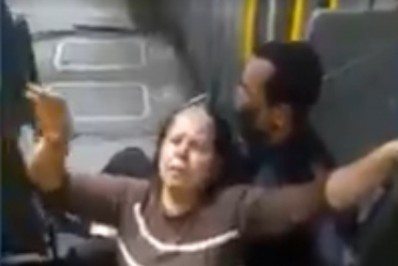 Passageira é empurrada e pisoteada ao tentar entrar em ônibus do BRT na Alvorada