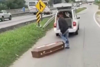 Vídeo: motorista de funerária deixa caixão com corpo dentro cair na BR 101, em São Gonçalo