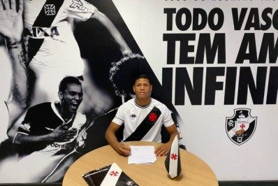 Volante do sub-17 assina primeiro contrato profissional com o Vasco; vínculo vai até 2025