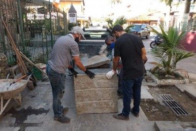 Desobstrução e reparos de águas pluviais é realizado no centro de Búzios