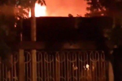 Fogo atinge galpão em Curicica