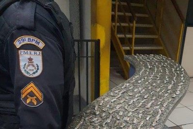 Ação do 29° BPM apreende cargas de drogas em casa no Morro do Castelo Denúncia levou policiais da 1ª Cia a apreensão de maconha e cocaína