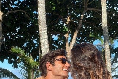 Isis Valverde relembra foto quente com o marido