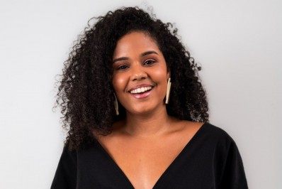 Jovem de 25 anos cria empresa para empoderar mães e promover atendimento humanizado