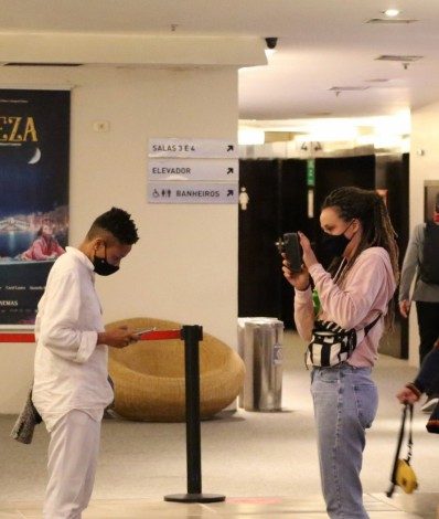 Thalita Carauta esteve em um cinema com sua namorada sua mãe e seu filho, a atriz ao ver que estava sendo fotografada começou a filmar o paparazzi de plantão - Foto/AgNews