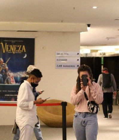 Thalita Carauta esteve em um cinema com sua namorada sua mãe e seu filho, a atriz ao ver que estava sendo fotografada começou a filmar o paparazzi de plantão - Foto/AgNews