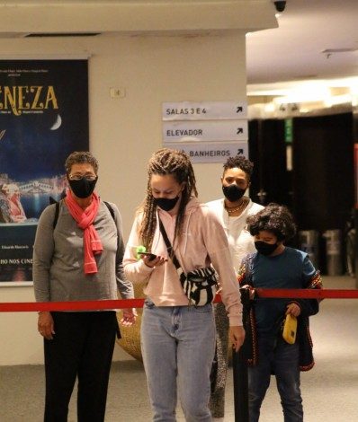 Thalita Carauta esteve em um cinema com sua namorada sua mãe e seu filho, a atriz ao ver que estava sendo fotografada começou a filmar o paparazzi de plantão - Foto/AgNews