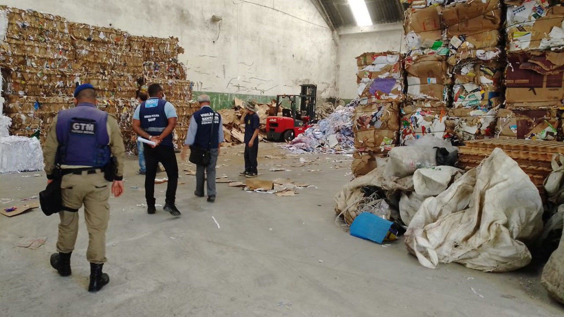 Fiscais encontraram 11 tampas de bueiro furtadas em ferro-velho no Maracanã - Divulgação