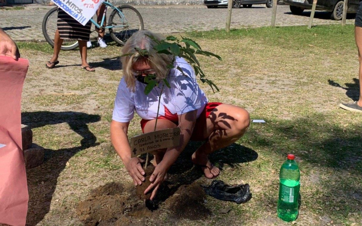 Em Barra de S&atilde;o Jo&atilde;o, tamb&eacute;m houve uma homenagem &agrave;s v&iacute;timas da Covid-19. &Aacute;rvores nativas foram plantadas, lembrando a vida